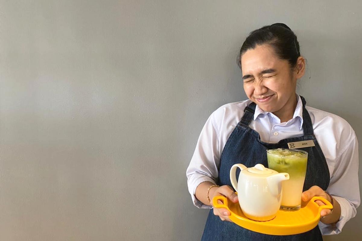 Horizon Café waitress with matcha milk tea